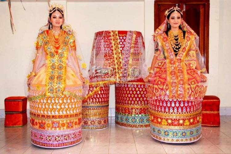 Traditional clothing of Maniur women - Potloi